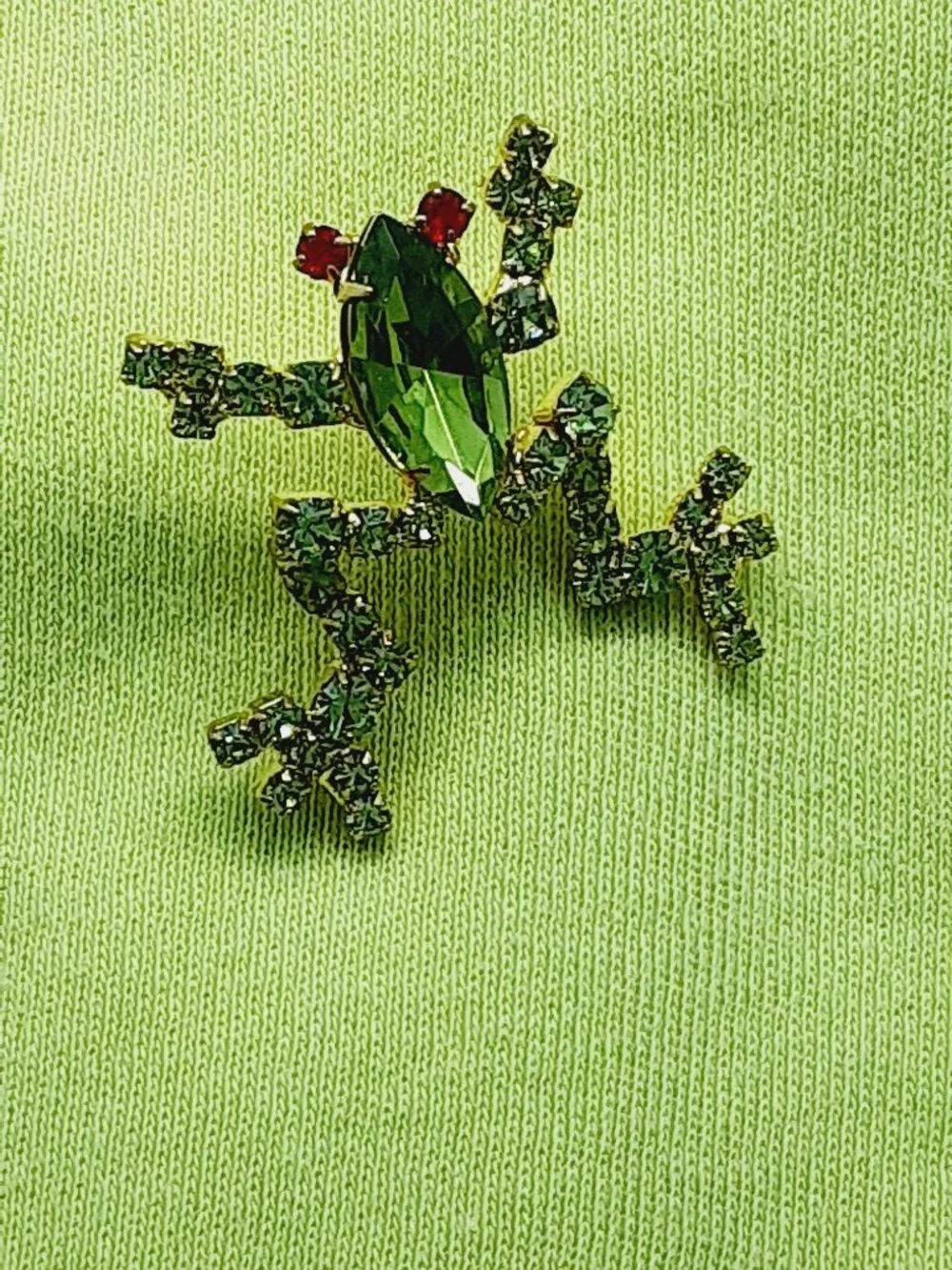NEW Green Crystal Put'Em Pin Dancing Frog